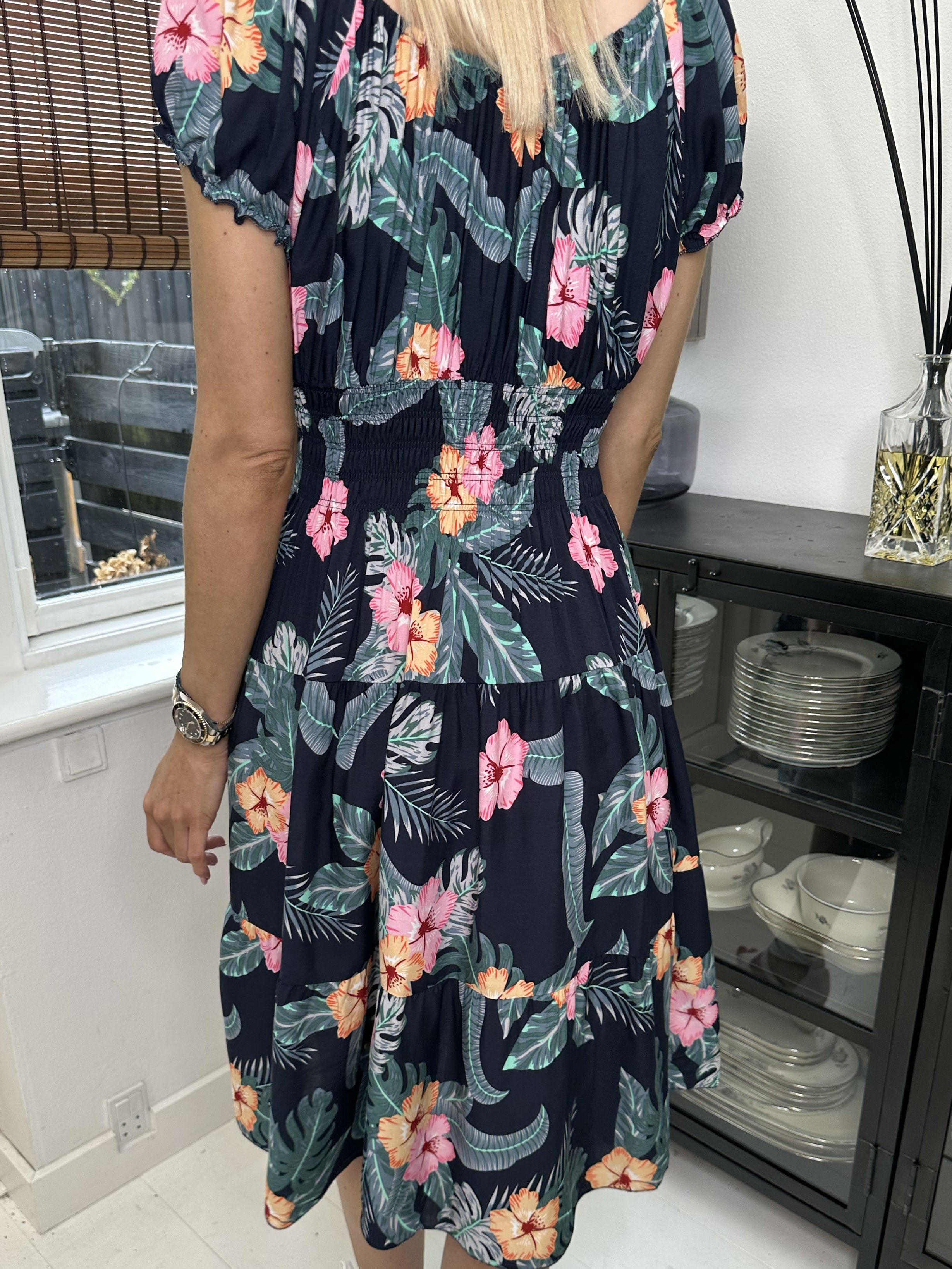 Finalia hawaii short - Sød kjole med hawaii blomster og elastik i taljen